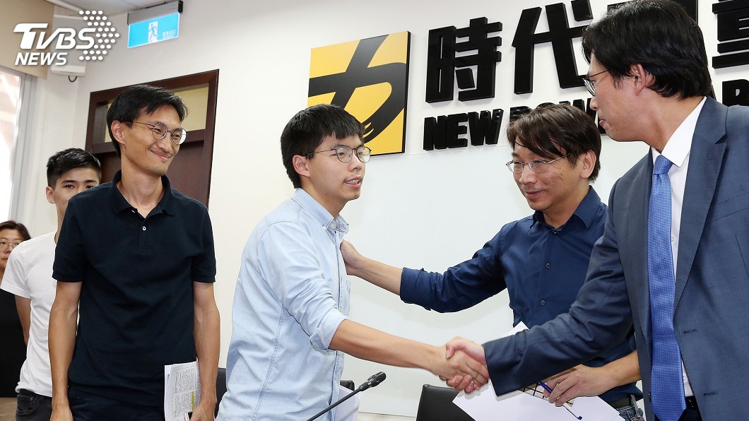 黃之鋒拜訪時力 盼台灣民眾總動員支持香港