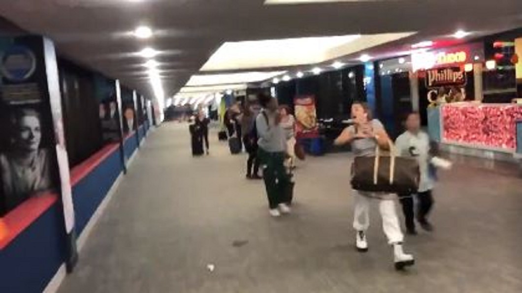 虛驚一場! 地勤喊「疏散」旅客棄行李狂奔逃