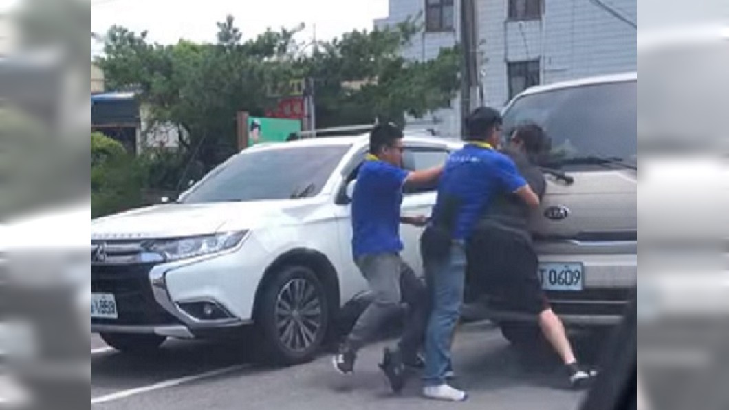 沿路逼車!惡駕駛拿球棒示威反遭圍毆 網笑:有夠落漆