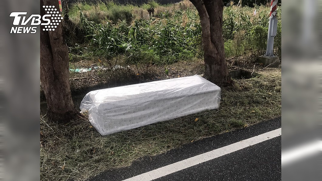 毛毛的!誰的棺材竟掉台東路邊 警拉封鎖線找失主