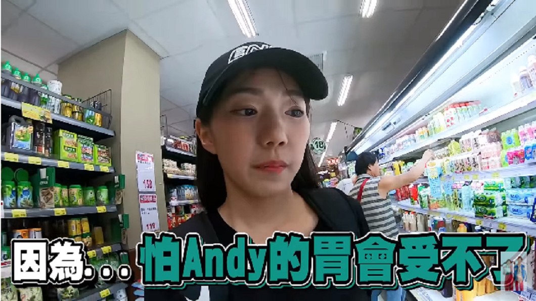 家寧怕ANDY胃會受不了，決定先幫他買解辣飲料，圖／翻攝至「眾量級CROWD」YOUTUBE頻道