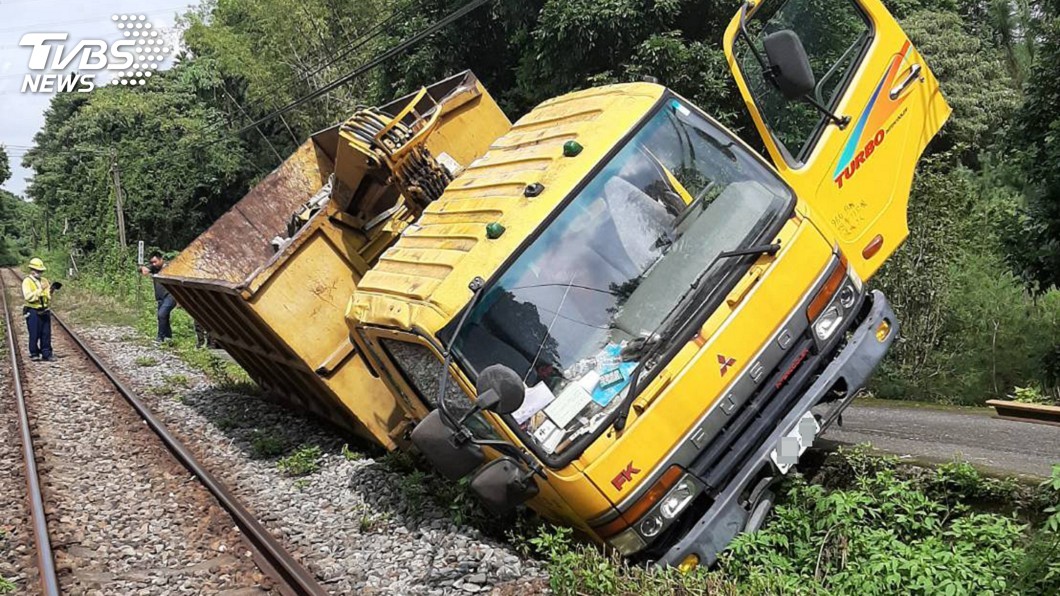 貨車傾倒軌道旁 台鐵集集支線濁水龍泉間不通