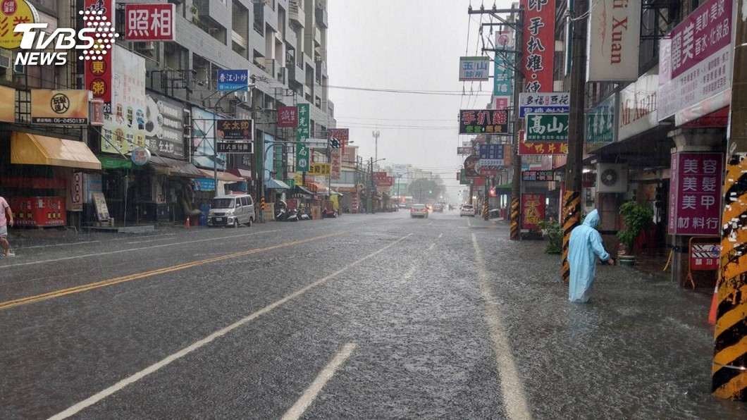 台南清晨大雷雨 淹水快速消退無災情