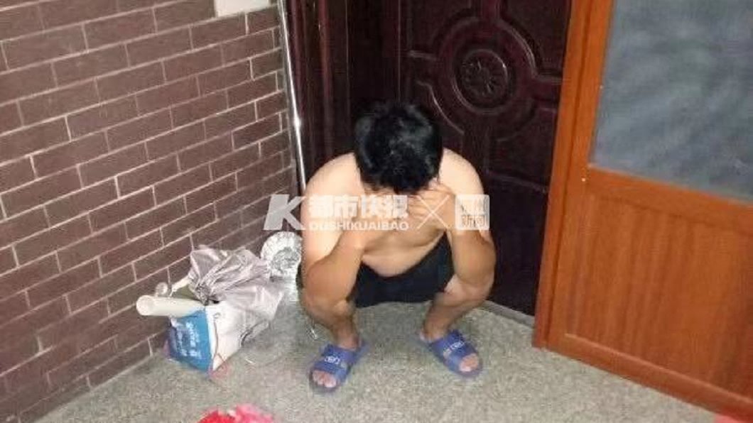 胡男再次前來偷內褲的時候遭劉男逮個正著。圖/翻攝自都市快報微博