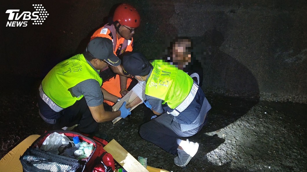 釣客遭瘋狗浪襲　跌落堤防雙腳變形骨折送醫