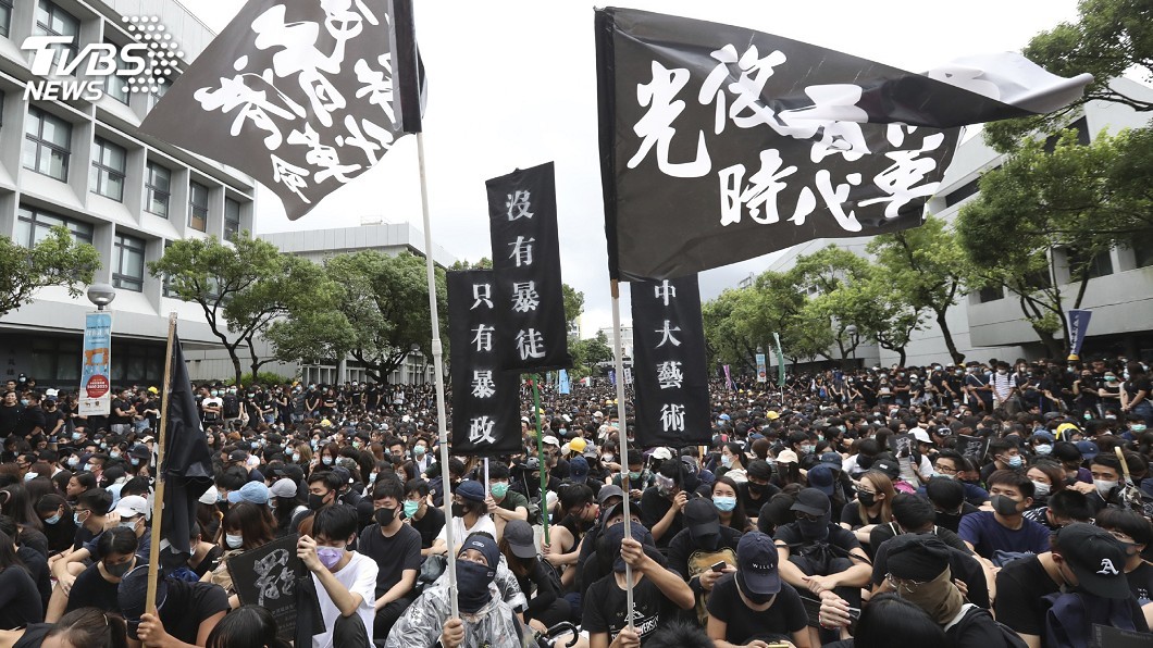 港警今晨搜查公車　逮捕30多名示威者