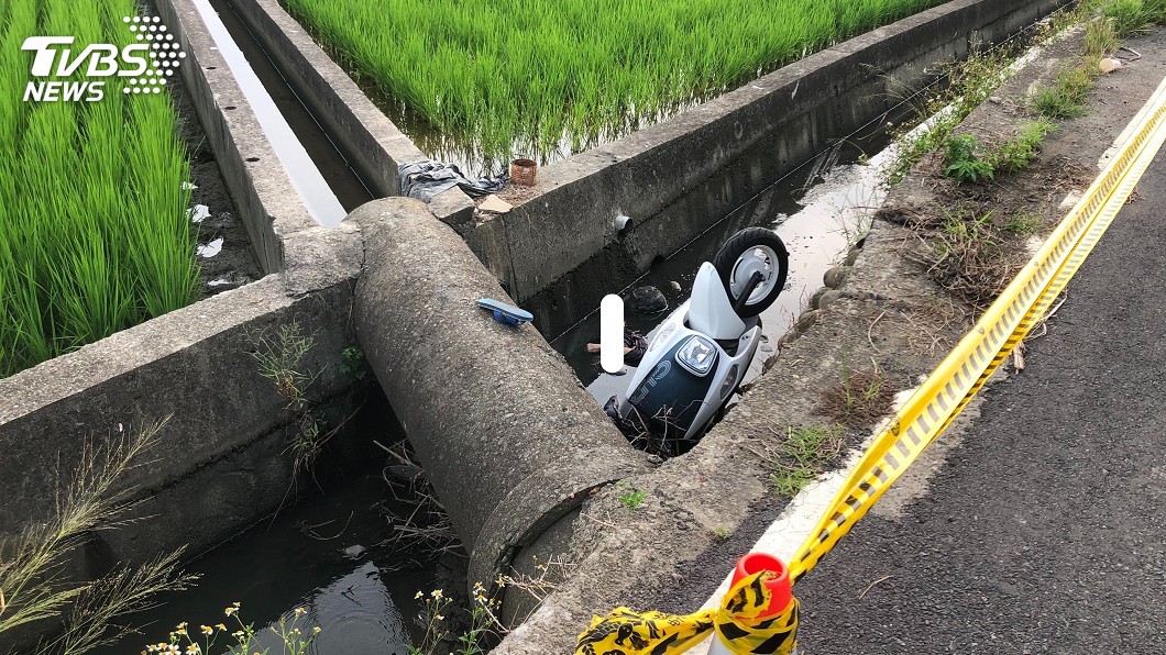 祖孫外出摔車阿公陳屍溝渠 4歲孫女哭相伴