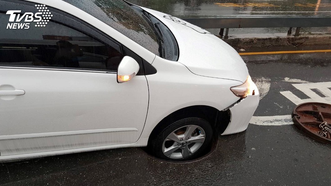 高雄大雨多處積淹水 自小客車陷排水孔受損