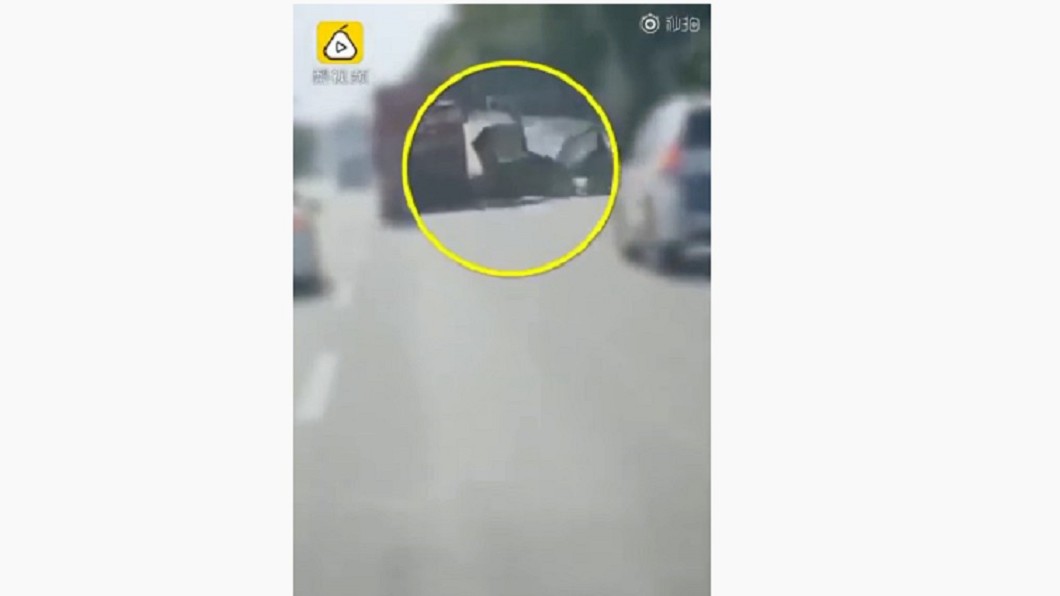 外送員直接摔進貨車輪下。圖/翻攝自梨視頻