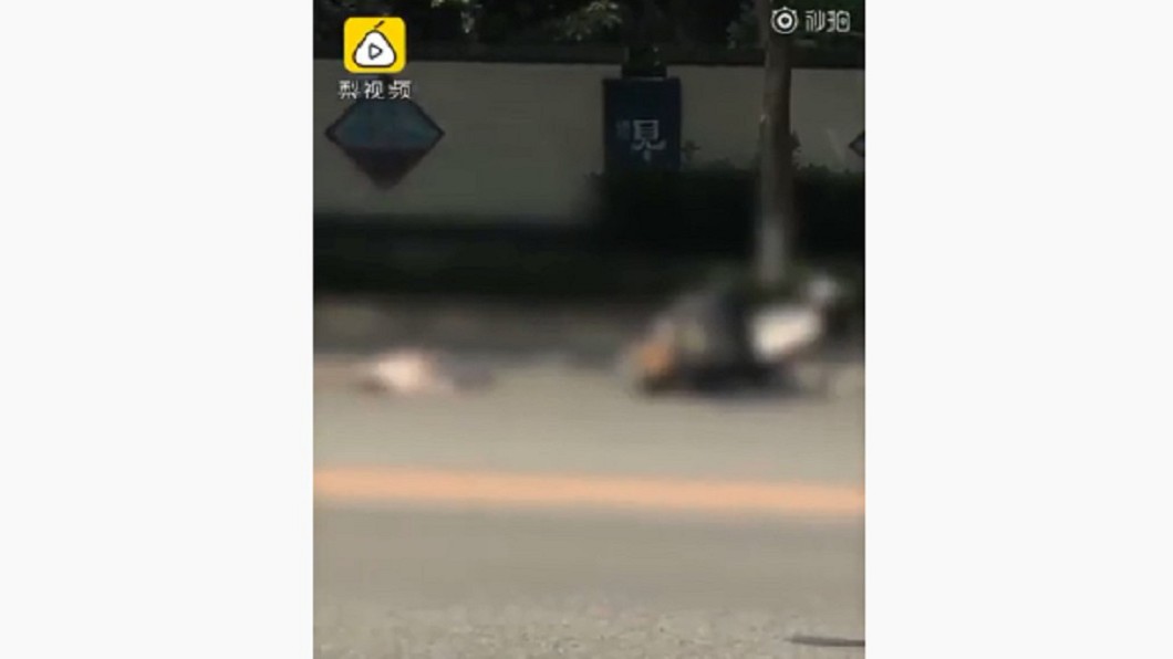 外送員慘遭貨車輾斃。圖/翻攝自梨視頻