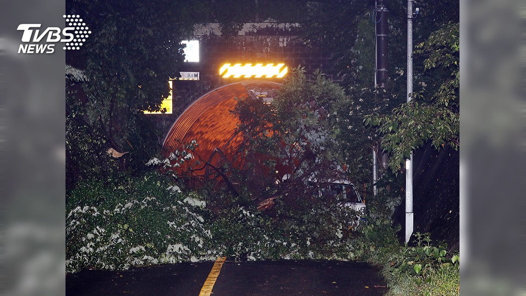 橫濱暴雨水淹車站 秋田颳驚人龍捲風