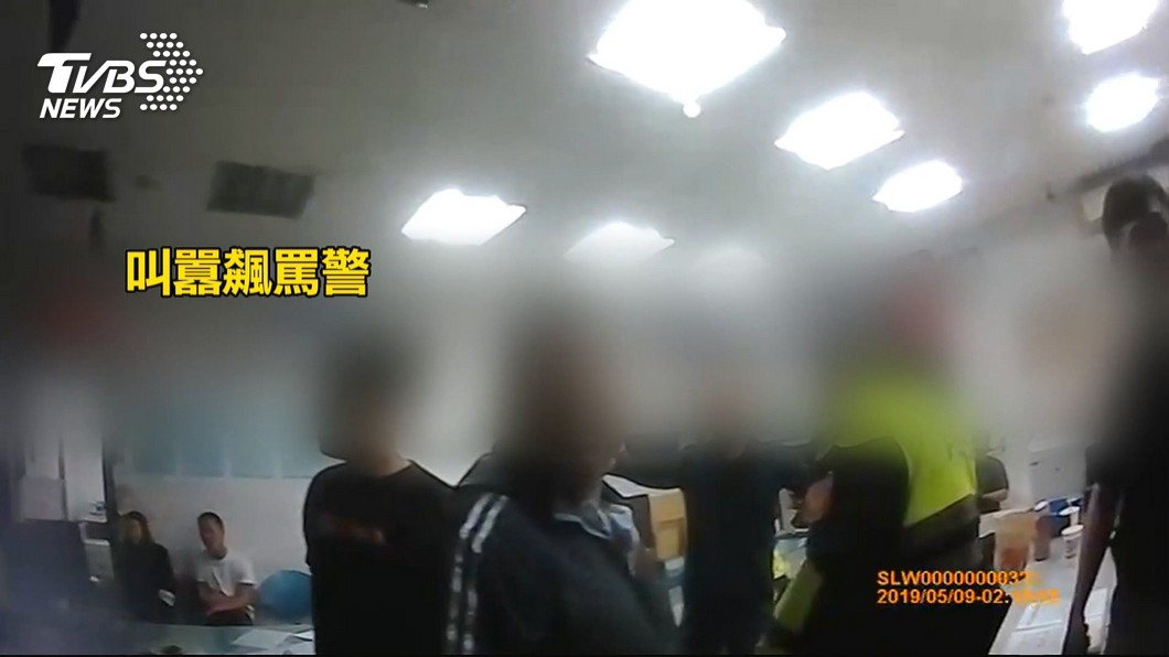 「誰抓我朋友」男闖警所拍桌嗆聲 遭壓制