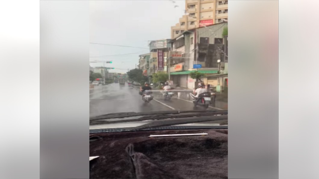 少年仔為什麼這樣騎車? 網友一語道破