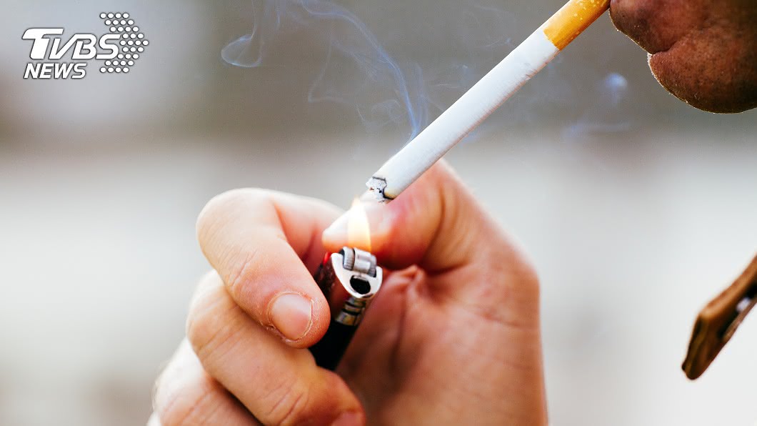 洪男疑似想在車內點菸。(示意圖/Shutterstock達志影像)