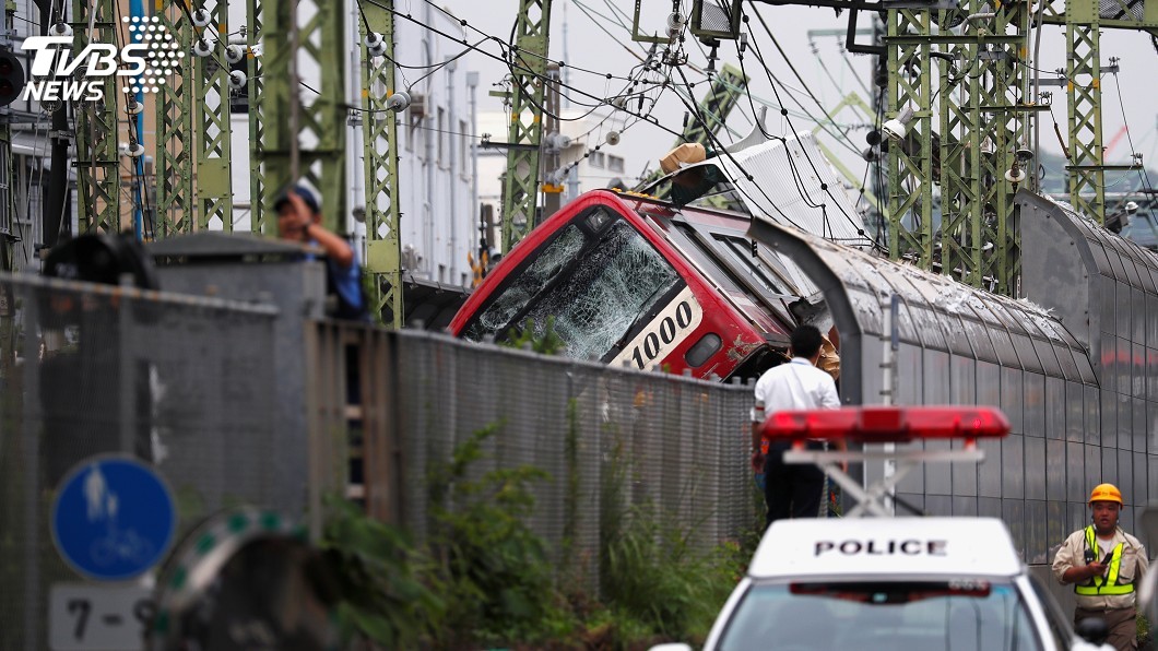 日本京急快速電車撞卡車 傳至少30人傷
