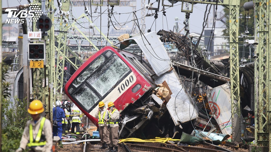 日本電車猛撞卡車後出軌 1人重傷31人輕傷