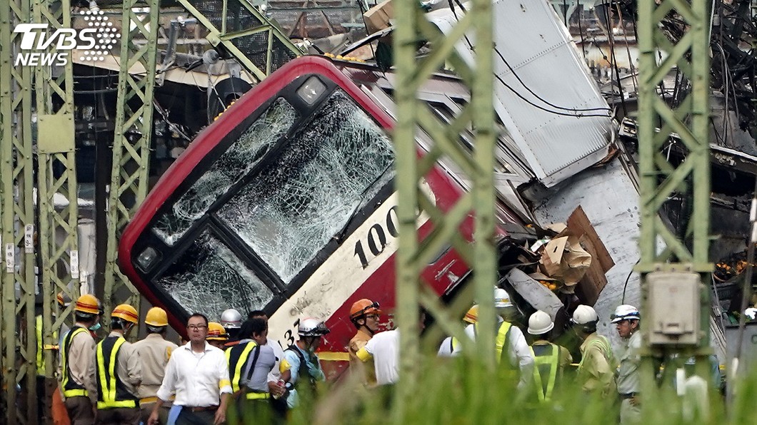 京急電鐵高速撞貨車 三節車廂出軌釀1死
