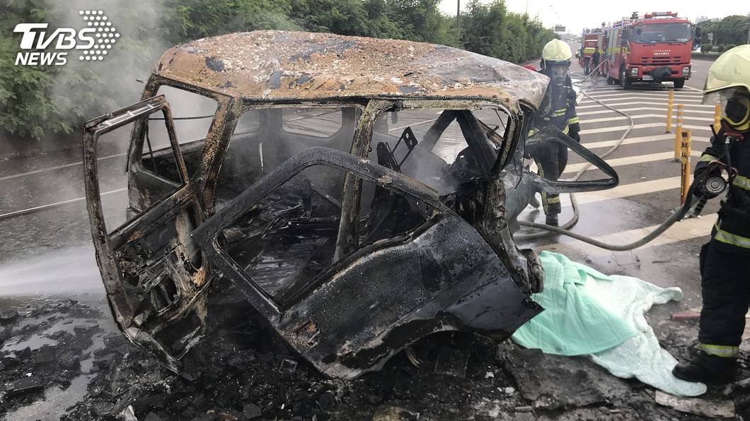 台中小貨車疑自撞護欄 起火燃燒駕駛成焦屍