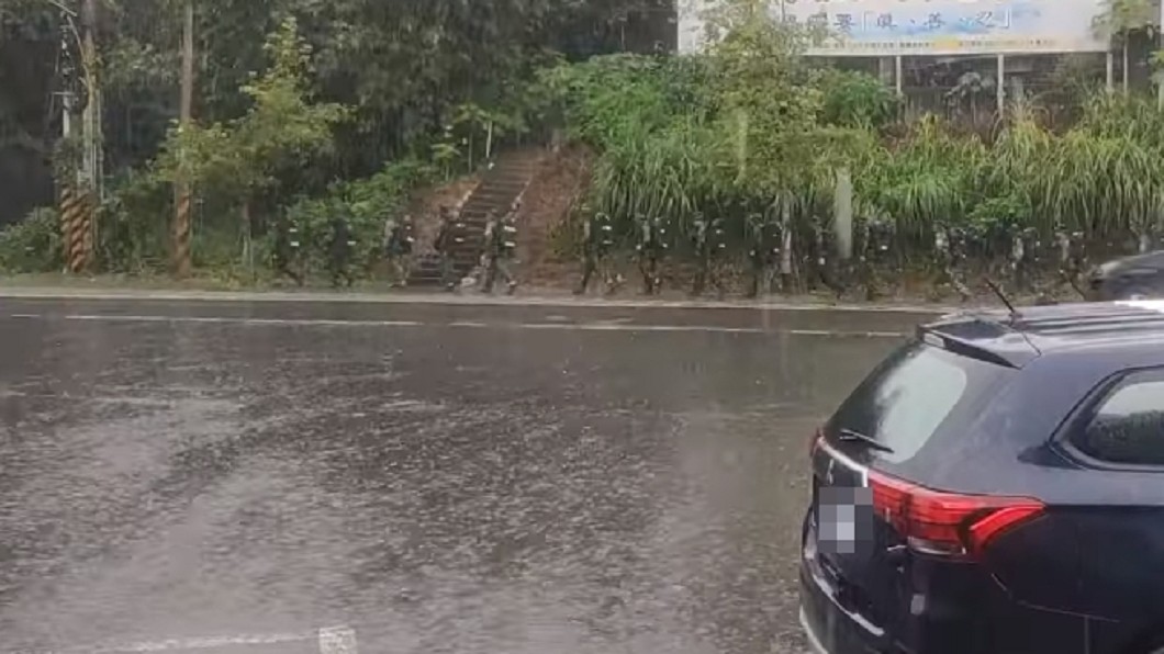 特戰弟兄全副武裝「暴雨中行軍」 他讚:訓練精實