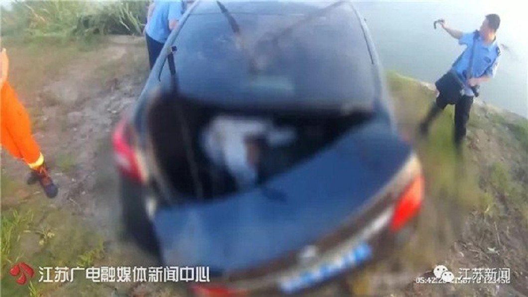 他下車小便…友突開車墜河 打撈上岸「後車廂多1屍」