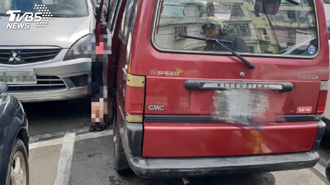車沒停住駕駛下車夾2車中間　送醫前無呼吸心跳