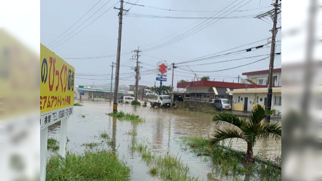 玲玲直襲宮古島 掀翻轎車、吹落頂樓加蓋