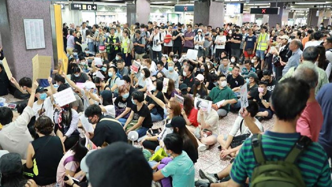 示威者太子站內下跪 要求公布831監視畫面