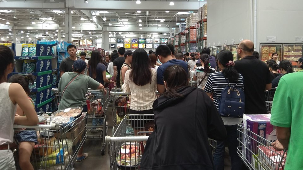 搶購中秋食材!人潮擠爆好市多 3歲童當場昏倒
