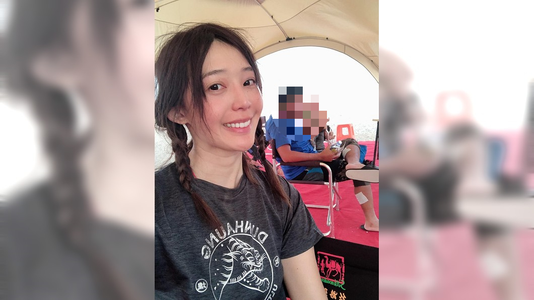 王心恬雖然身處沙漠、精疲力盡，看起來依舊美麗動人。圖／翻攝王心恬CandyWang臉書