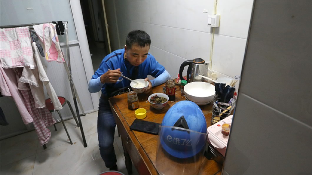 劉侯祥生活簡樸,但為了女兒努力賺錢。圖/翻攝新浪財經