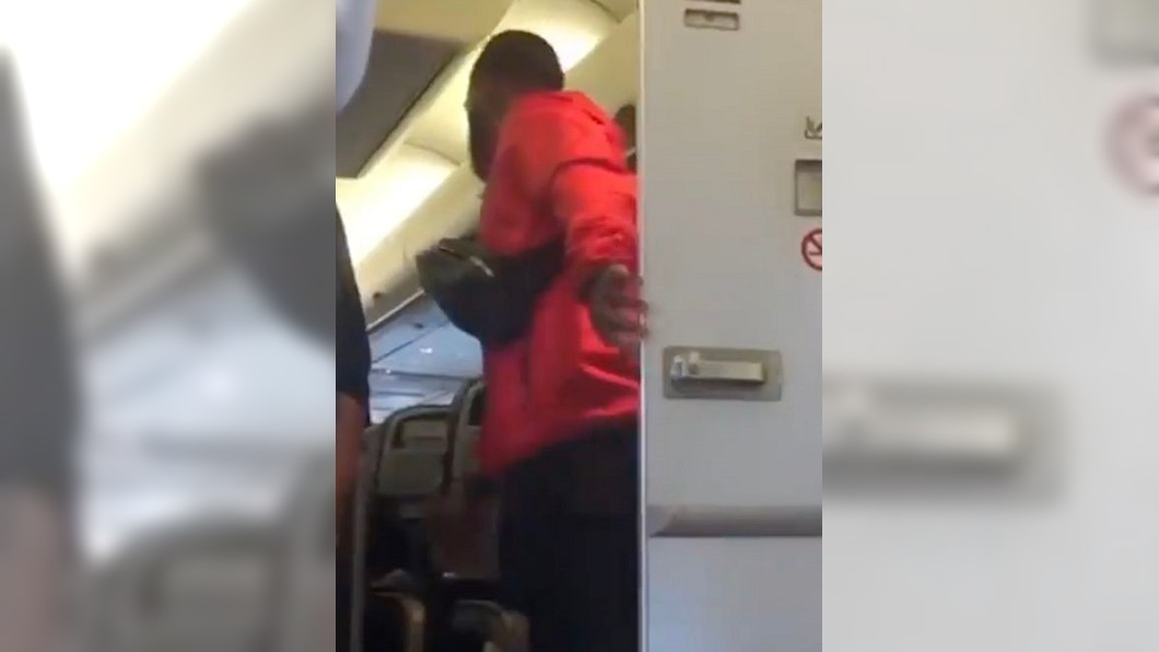 飛機廁所遭「霸佔」 門打開1男1女走出乘客全傻眼