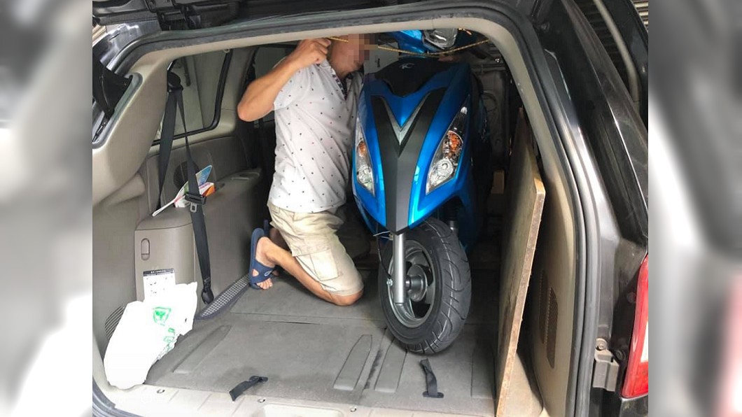 堅持不託運!爸跪後車廂…親自幫兒載機車 萬人淚崩