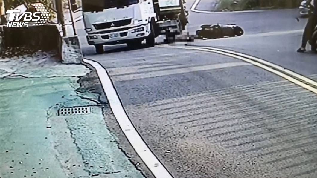 迎面撞上垃圾車 騎士手掌疑遭輾壓變形