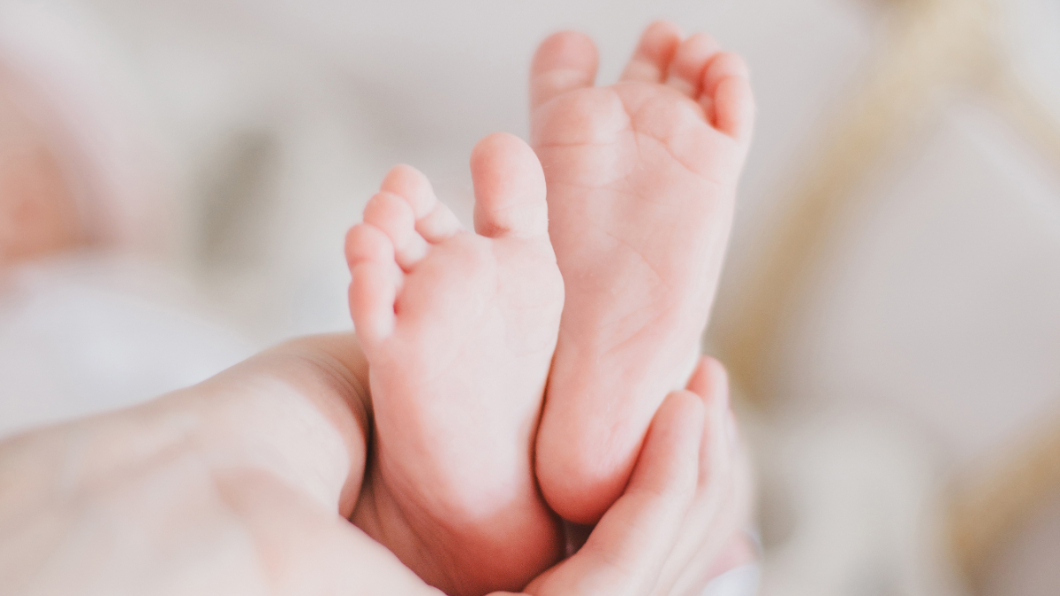 2歲女嬰發燒送醫　全身瘀傷疑遭狠媽虐待