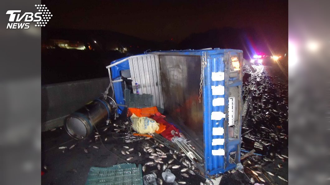 聯結車撞翻魚貨貨車　大批活魚慘死國道