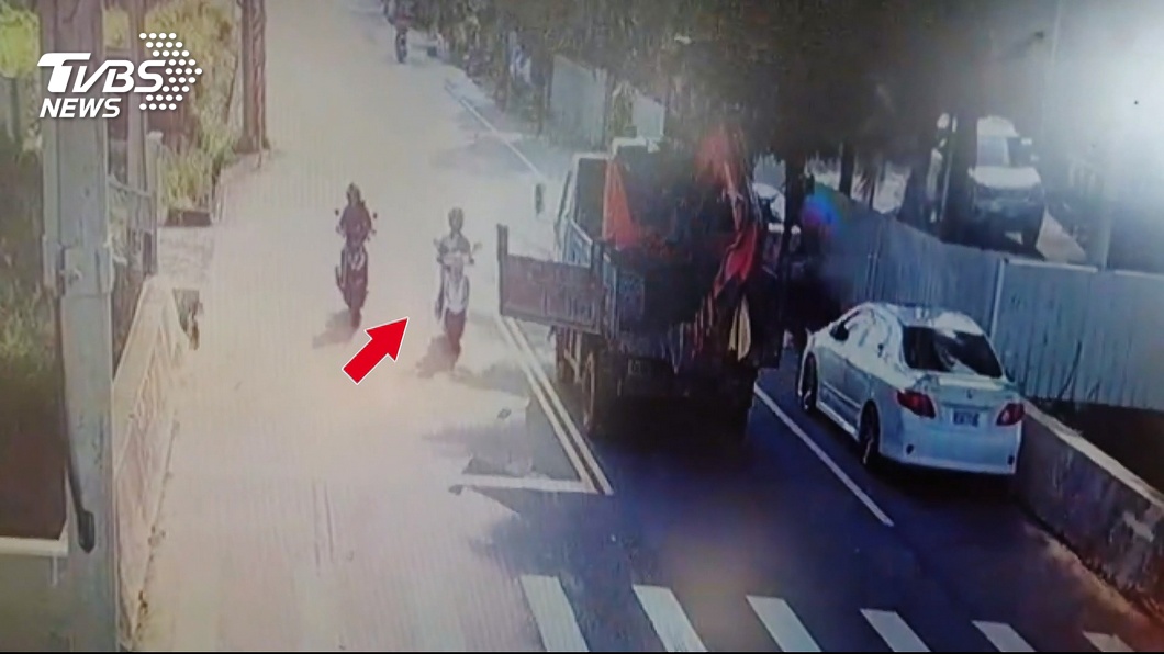 橫禍!貨車尾門沒拴緊 甩出撞死騎士