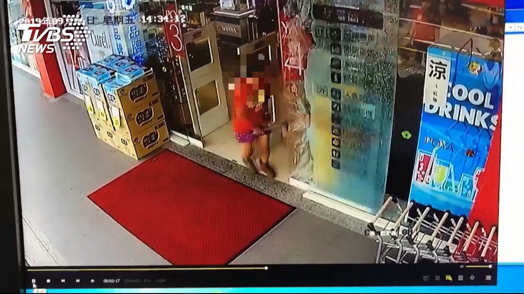 著短褲逛街遭注目 婦持鋤頭怒砸店遭逮