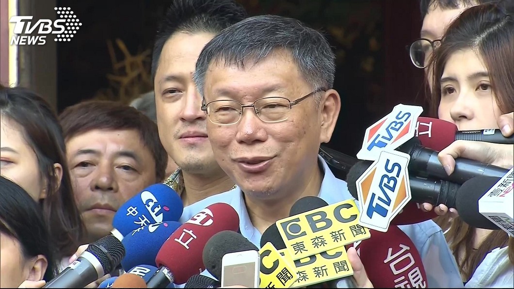 郭台銘、柯文哲同框參拜城隍廟 柯:單純拜拜