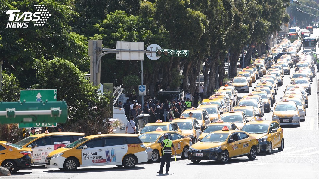 3千小黃慢繞行包圍政院 籲取締違法Uber不放水