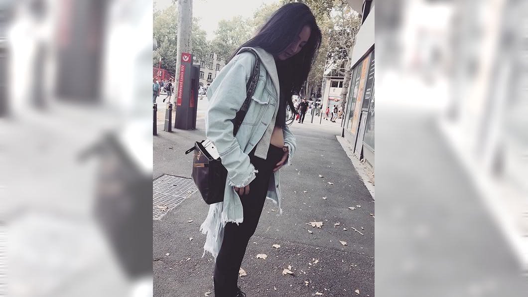 吳速玲手放在凸出的肚子上,讓人誤以為真的懷了第3胎。圖/翻攝supergarychaw IG