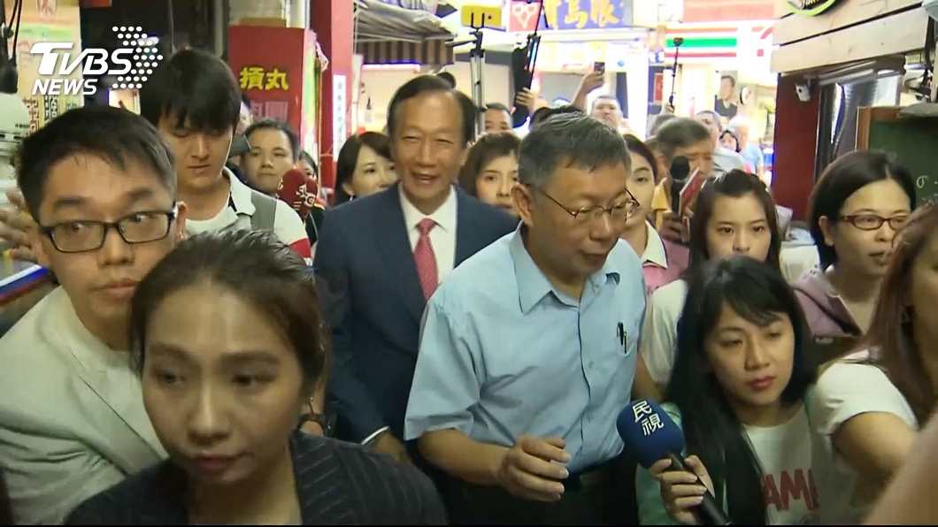 郭柯再度合體 一起到新竹城隍廟上香