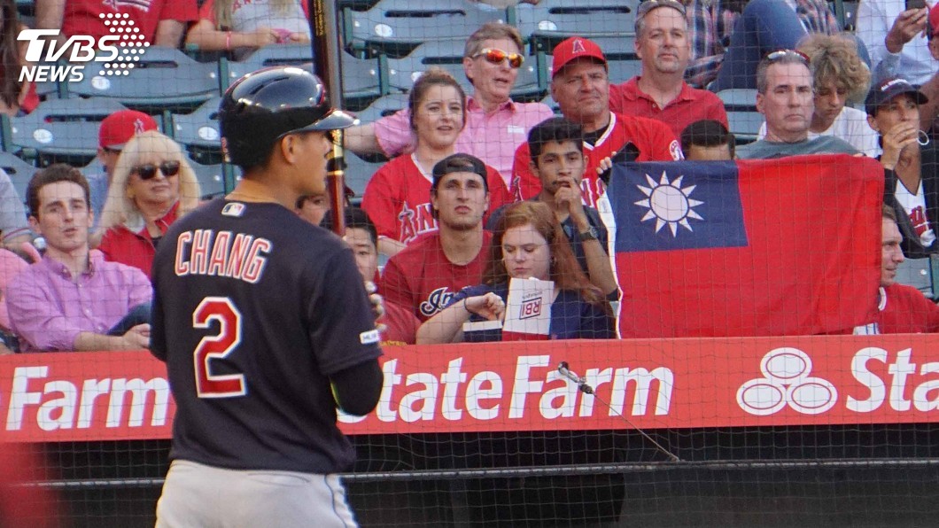 台灣女球迷追大谷兼挺張育成 本壘後方舉國旗