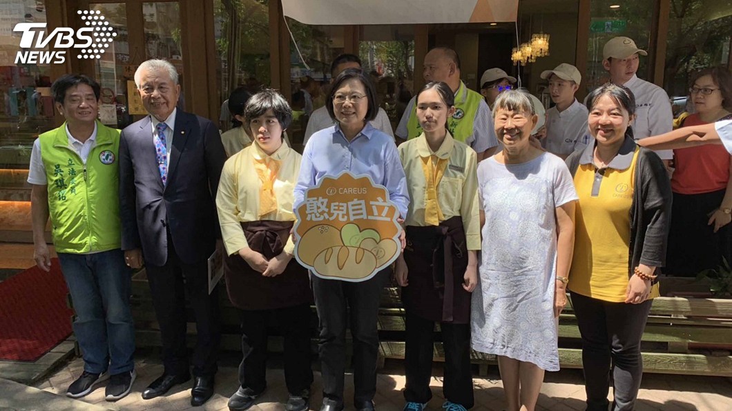 媒體詢問對郭台銘退黨看法　蔡總統微笑未回應