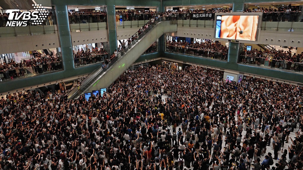 陸媒抹黑稱有恐攻 港人唱反送中神曲凝聚人心