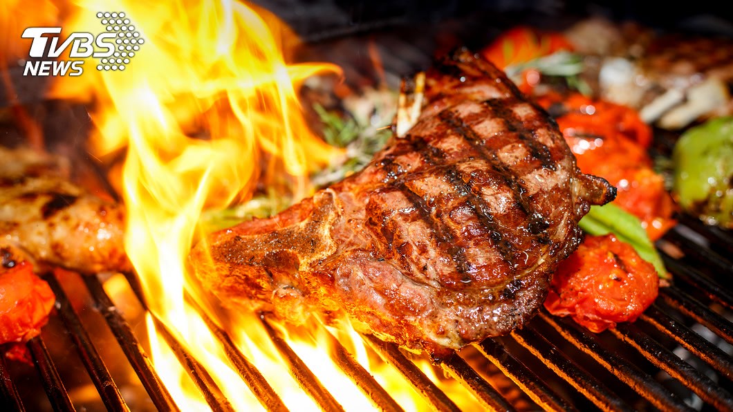 烤肉趴刷新三觀!客人喊不餓…一開烤卻瘋狂夾肉