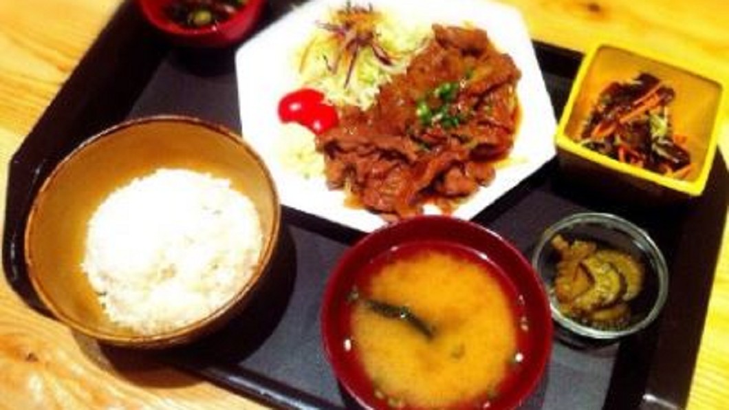 「薑汁燒肉」比牛排厚 肉嫩到筷子一切就化開