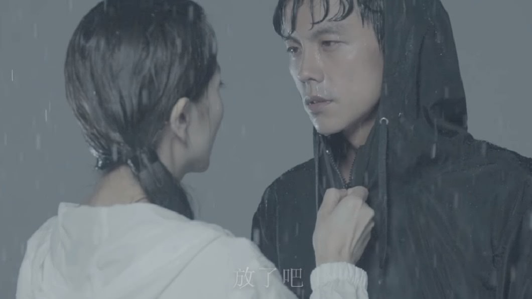 阿翔淋雨牽老婆拍廣告挨酸「洗白」　影片竟慘遭下架