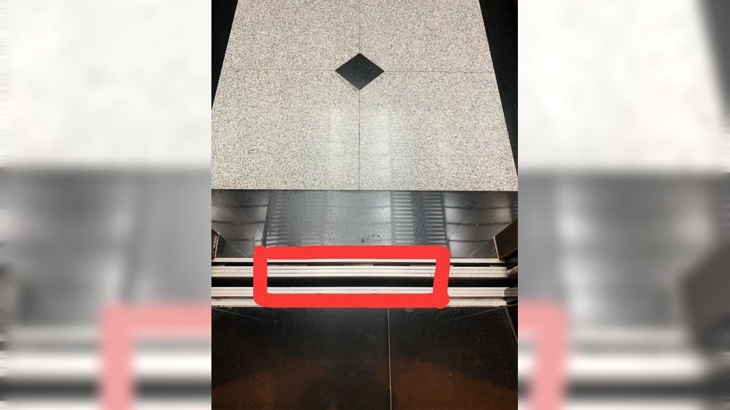小姐姐出電梯「鑰匙直落進洞」　網友：原來我不孤單