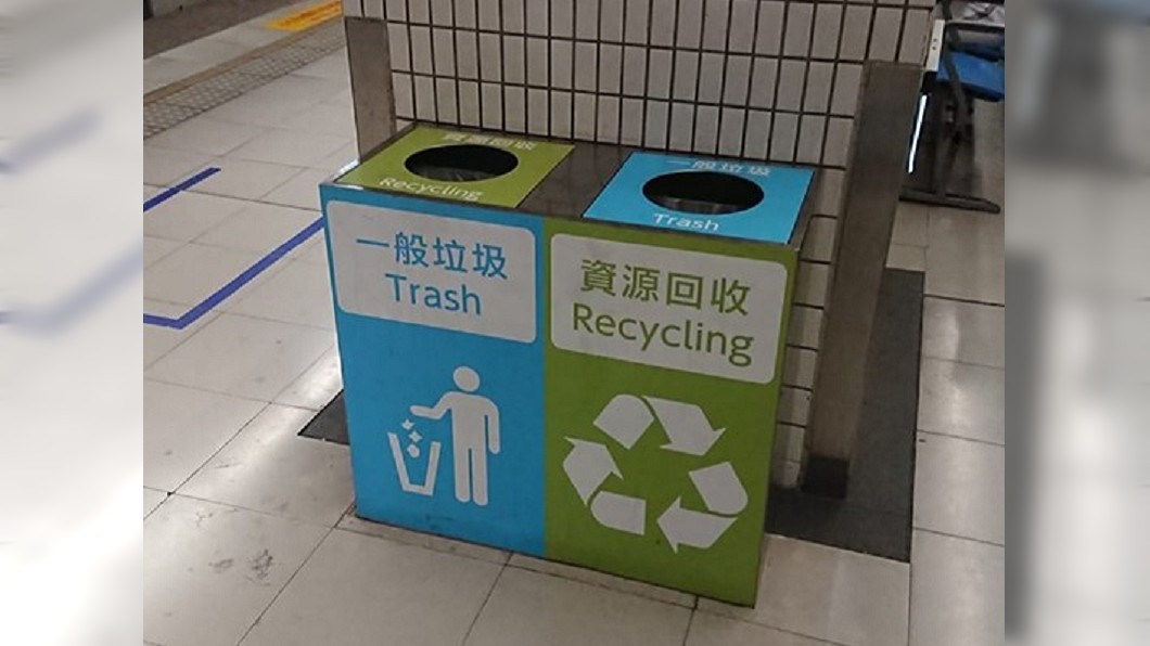南港火車站上的月台，藍綠錯放，讓人不知該如何丟垃圾。圖／翻攝路上觀察學院臉書