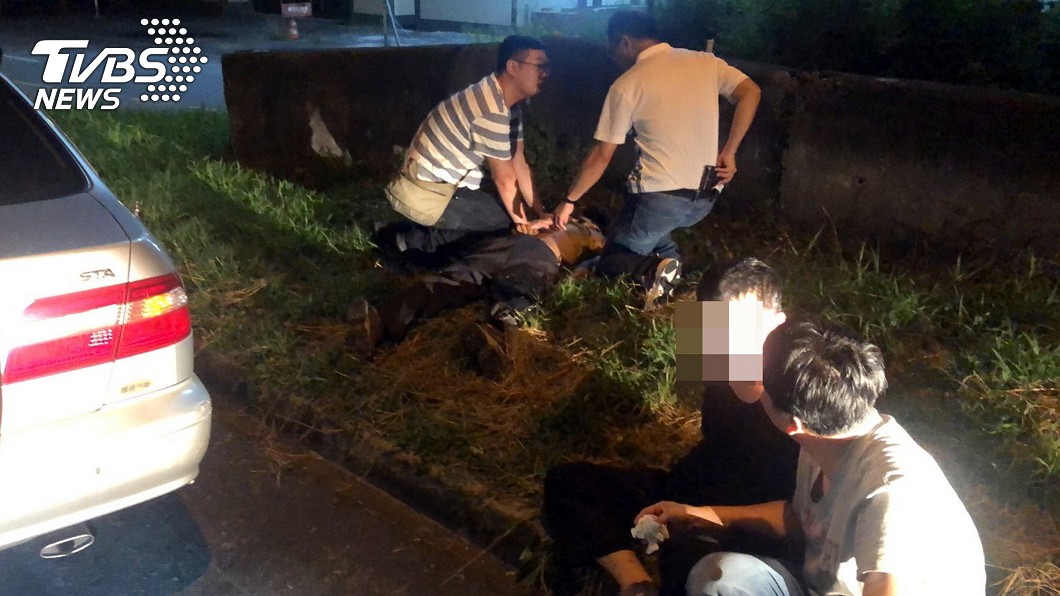 警匪國道追逐 警連開2槍逼嫌疑人就逮